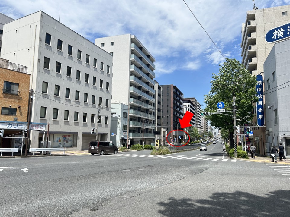 反町交差点の向こうに当院が見えてきます