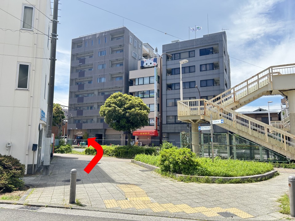 国道1号沿いを神奈川区総合庁舎方面に曲がります