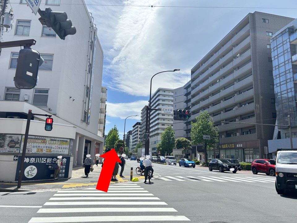 神奈川区総合庁舎、神奈川消防署を左手に進みます