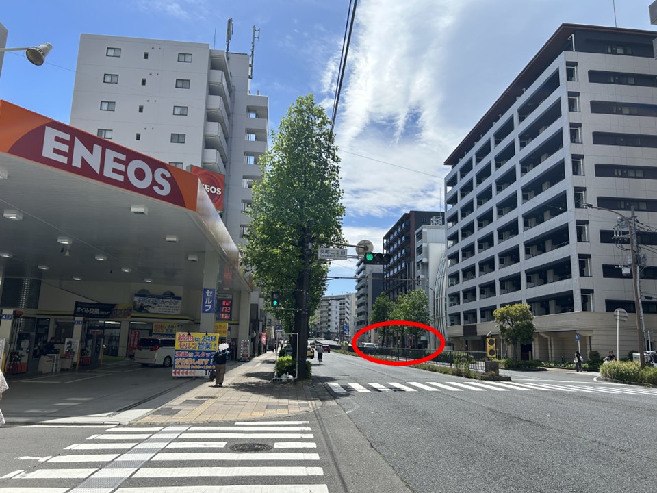 ガソリンスタンドを左手に当院が見えてきます